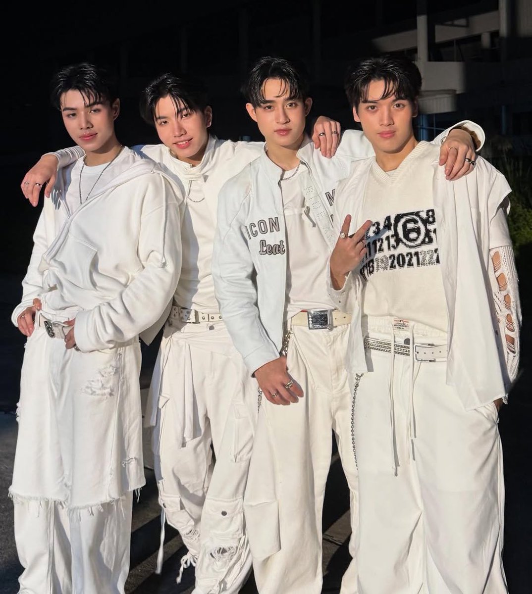 wiinniethepool's tweet image. That&apos;s not face card, that&apos;s face economy 

CLOVER DEBUT NEXT TO YOU

#คนคุ้นคอยCLO_VER_MV #CLO_VER 
#barcodetin #keenkeno #aliazhl #20aungpao