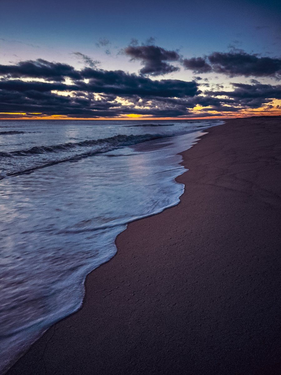 dariusaniunas's tweet image. Happy Thanksgiving to everyone celebrating - wishing you a warm, peaceful day full of good company and gratitude. For those not observing, I hope you have a restful and enjoyable day however you spend it.
Today's sunrise from Cape Cod, Massachusetts.