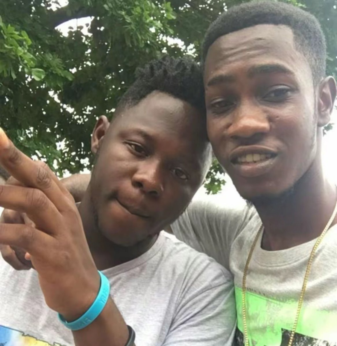 PLUZZFM's tweet image. Just because it’s a Thursday. A quick throwback photo of @Medikalbyk &amp;amp; @ypeegh 🤩😂

Mind sharing the story behind this photo?👀

#AddMore
#AccrasMusicLeader