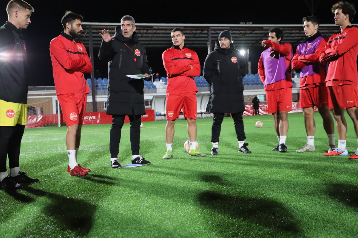 RFFM_oficial's tweet image. Último entrenamiento de la selección 'Siete Estrellas' de Aficionados antes de viajar mañana a Barcelona para afrontar la primera fase nacional de la Copa de las Regiones de la UEFA, frente a @FFCV_info y @FCF_CAT, con la máxima ilusión por representar a la Comunidad de Madrid.