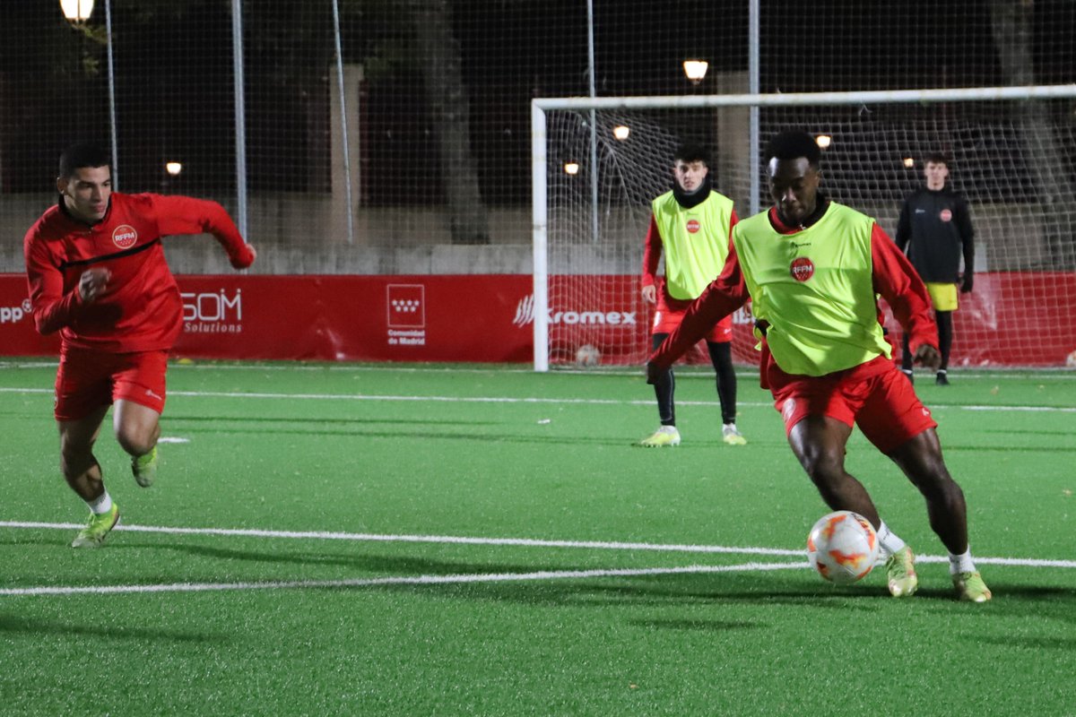 RFFM_oficial's tweet image. Último entrenamiento de la selección 'Siete Estrellas' de Aficionados antes de viajar mañana a Barcelona para afrontar la primera fase nacional de la Copa de las Regiones de la UEFA, frente a @FFCV_info y @FCF_CAT, con la máxima ilusión por representar a la Comunidad de Madrid.