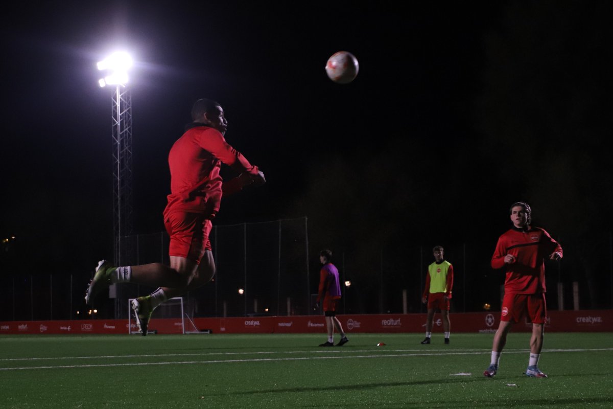 RFFM_oficial's tweet image. Último entrenamiento de la selección 'Siete Estrellas' de Aficionados antes de viajar mañana a Barcelona para afrontar la primera fase nacional de la Copa de las Regiones de la UEFA, frente a @FFCV_info y @FCF_CAT, con la máxima ilusión por representar a la Comunidad de Madrid.