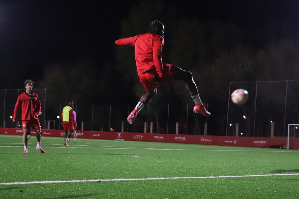 RFFM_oficial's tweet image. Último entrenamiento de la selección 'Siete Estrellas' de Aficionados antes de viajar mañana a Barcelona para afrontar la primera fase nacional de la Copa de las Regiones de la UEFA, frente a @FFCV_info y @FCF_CAT, con la máxima ilusión por representar a la Comunidad de Madrid.