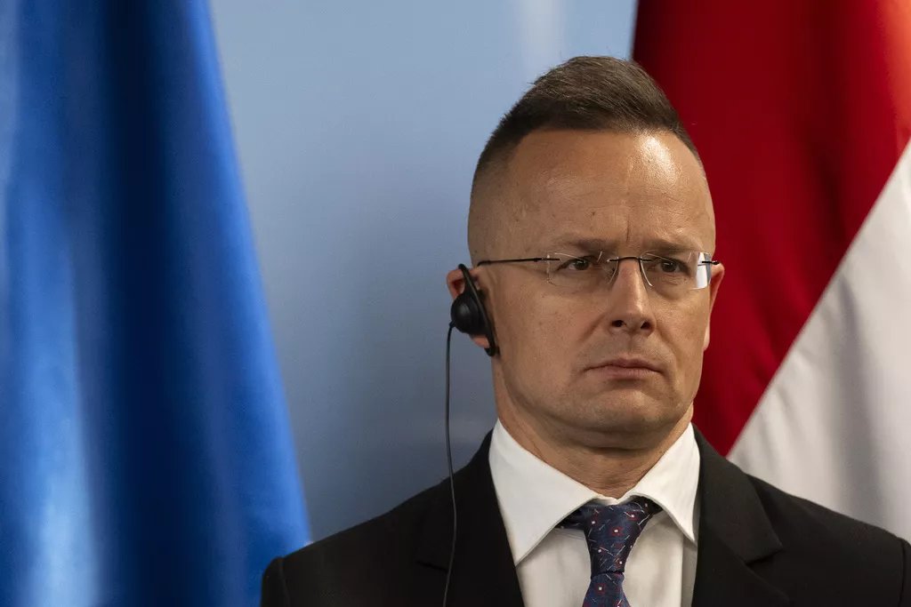 Bosnia's defense minister refused to let a military plane carrying Hungary's foreign minister Péter Szijjártó land in the Bosnia on Wednesday, saying Budapest had supported the Bosnian Serb leader in acts that undermined Bosnia's sovereignty.

"I refused to grant consent for the