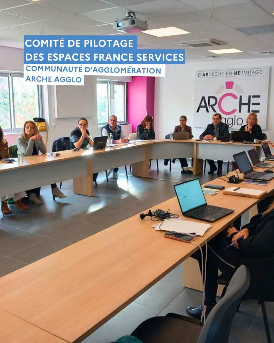 Prefet07's tweet photo. #FranceServices #ServicesPublics

Le secrétaire général de la préfecture John BENMUSSA et la sous-préfète de Tournon-sur-Rhône Emmanuelle DARMON ont présidé le comité de pilotage des espaces France Services de la communauté d'agglomération ARCHE Agglo: Saint-Félicien en Ardèche, Saint-Donat-sur-l'Herbasse et Tain l'Hermitage dans la Drôme.

Avec plus de 4000 demandes sur les 10 premiers mois de l'année 2025 pour un bassin de vie de 3951 habitants, l'espace France Services de Saint-Félicien affiche une fréquentation en forte hausse par rapport à 2024. Les principales demandes concernent l'assurance retraites Carsat Rhône Alpes, France titres, la MSA Ardèche Drôme Loire , l'Assurance maladie et la Direction générale des finances publiques.

Piloté par l'ANCT - Agence nationale de la cohésion des territoires, le programme France Services vise à proposer un accompagnement des usagers dans les démarches administratives du quotidien, au sein de lieux d'accueil de proximité, à moins de 20 minutes de transport. L'Ardèche compte 29 espaces France Services.

Pour en savoir plus : https://t.co/52IXVngEoV