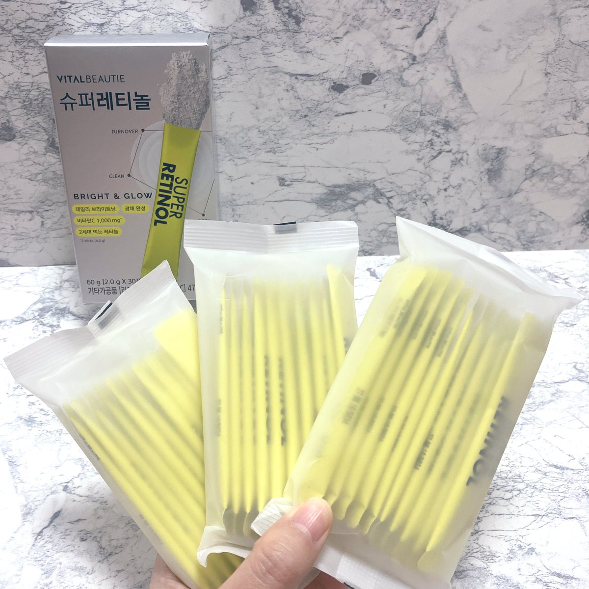 spring_cosme's tweet photo. #PR
飲むレチノール😳
VITAL BEAUTIE「スーパーレチノール」

明るく、キメ、ツヤまでケアできるリポソームレチノール×マルチビタミン処方（ビタミンC・ナイアシン・パントテン酸など）で、内側から美肌ケアできるって新しい！

ほんのり甘いレモン風味のパウダーで水なしでもOKなのが飲みやすくて続けやすい😊出かける直前にサッと飲めるのがうれしい。

今ならQoo10メガ割で
60日分＋32日分のセットが30%OFF！
(6,600円→4,600円)

@vitalbeautie_jp
#PR #飲むレチノール #韓国インナービューティ #ダイエット #VITALBEAUTIE