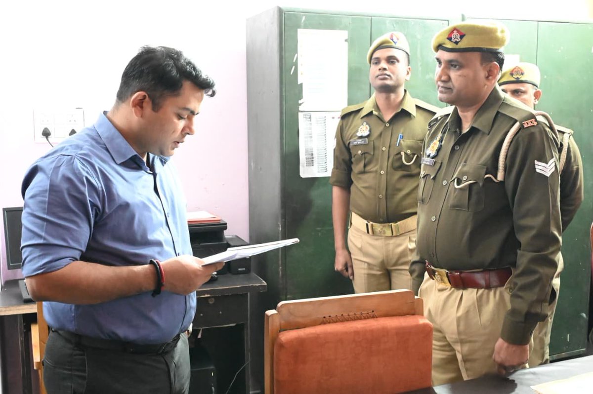 fatehpurpolice's tweet image. आज दिनांक 27.11.2025 को #Spfhr द्वारा कैम्प कार्यालय का वार्षिक निरीक्षण किया गया, निरीक्षण के दौरान श्रीमान पुलिस अधीक्षक महोदय द्वारा प्रमुख पत्रावली एवं विभिन्न प्रकार की सूचनाओं से संबंधित रजिस्टर आदि का गहनता से अवलोकन किया गया एवं संबंधित को आवश्यक दिशा‑निर्देश दिए ।…