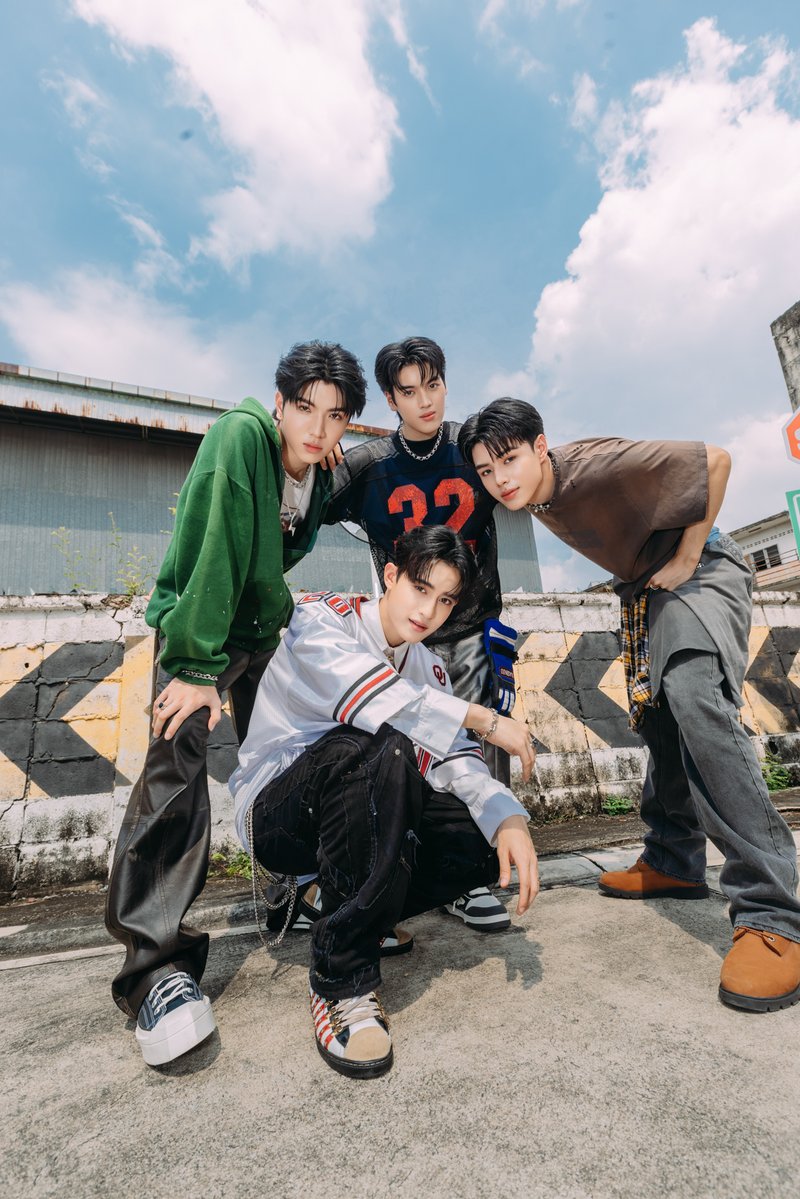 mintmag_th's tweet image. ชาเลนจ์ต้องมา! 4 หนุ่ม ‘บาร์โค้ด-คีน-อชิ-อังเปา’ CLO’VER บอยกรุ๊ปน้องใหม่จาก RISER MUSIC ที่มาพร้อมกับลัคกี้ไอเท็มอย่างใบโคลเวอร์ สัญลักษณ์แห่งความโชคดี ปล่อยเดบิวต์ซิงเกิล “คนคุ้นคอย” (Next To You)” แนวเพลงสไตล์ POP HIPHOP ที่ได้ URBOYTJ มานั่งแท่นโปรดิวเซอร์…