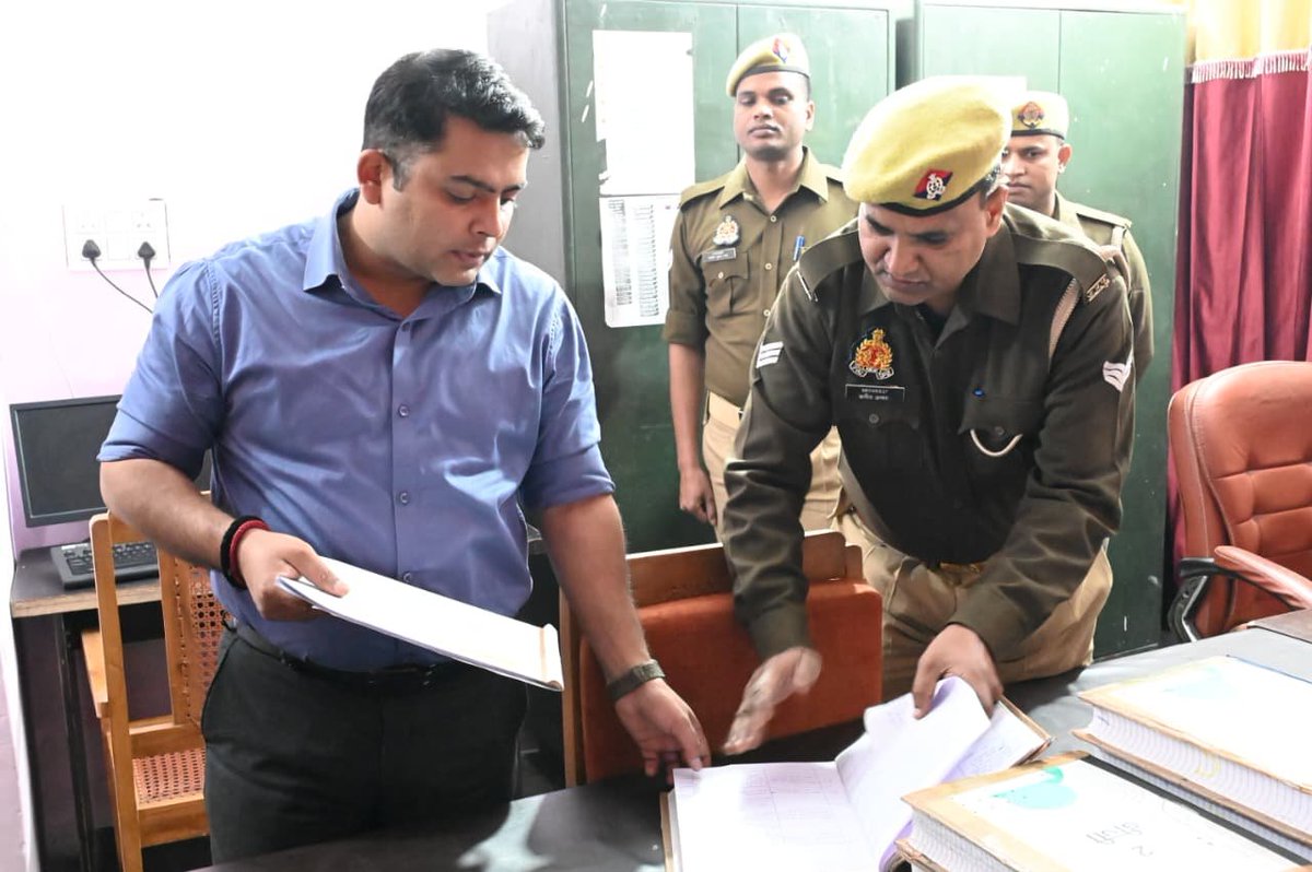 fatehpurpolice's tweet image. आज दिनांक 27.11.2025 को #Spfhr द्वारा कैम्प कार्यालय का वार्षिक निरीक्षण किया गया, निरीक्षण के दौरान श्रीमान पुलिस अधीक्षक महोदय द्वारा प्रमुख पत्रावली एवं विभिन्न प्रकार की सूचनाओं से संबंधित रजिस्टर आदि का गहनता से अवलोकन किया गया एवं संबंधित को आवश्यक दिशा‑निर्देश दिए ।…