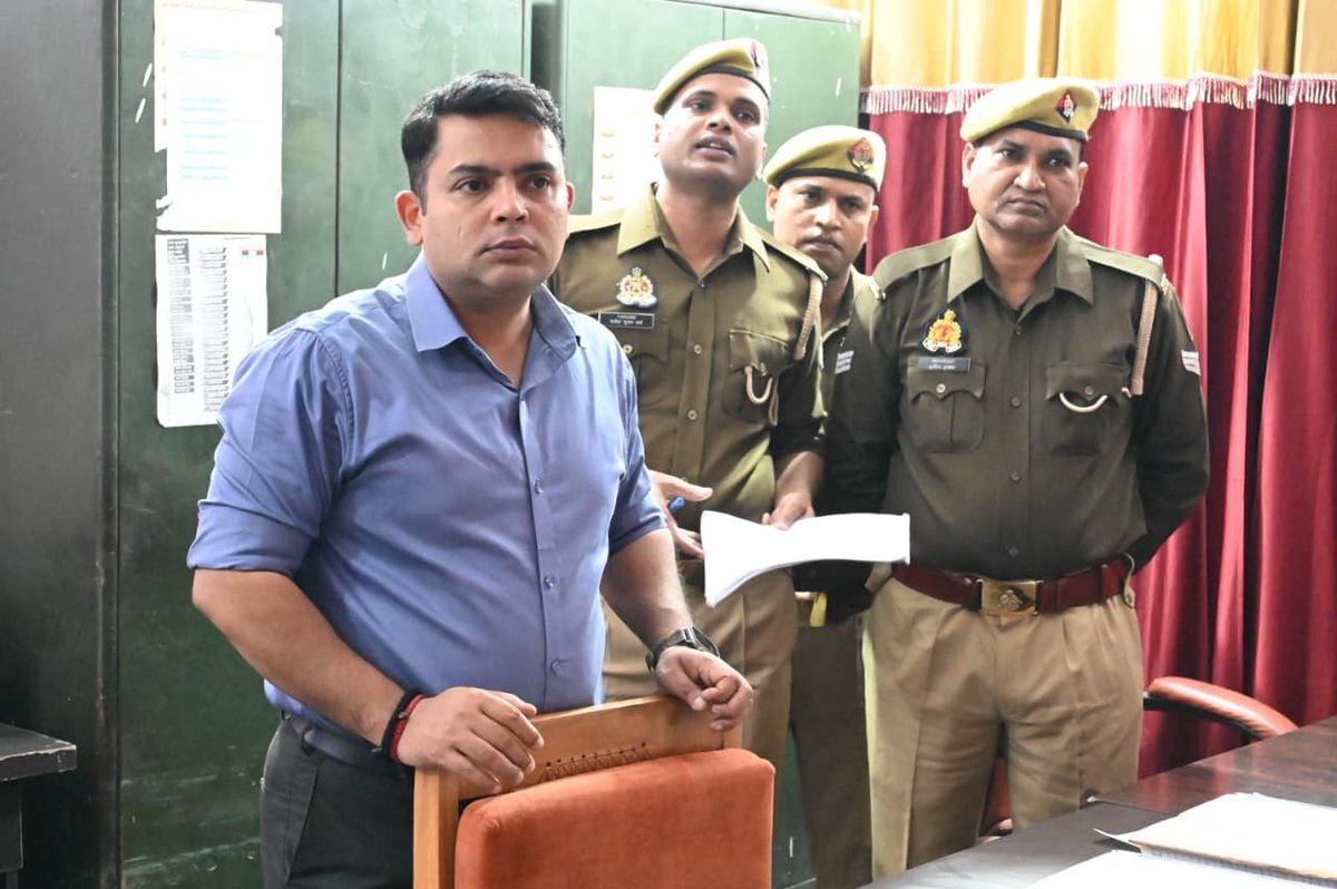 fatehpurpolice's tweet image. आज दिनांक 27.11.2025 को #Spfhr द्वारा कैम्प कार्यालय का वार्षिक निरीक्षण किया गया, निरीक्षण के दौरान श्रीमान पुलिस अधीक्षक महोदय द्वारा प्रमुख पत्रावली एवं विभिन्न प्रकार की सूचनाओं से संबंधित रजिस्टर आदि का गहनता से अवलोकन किया गया एवं संबंधित को आवश्यक दिशा‑निर्देश दिए ।…