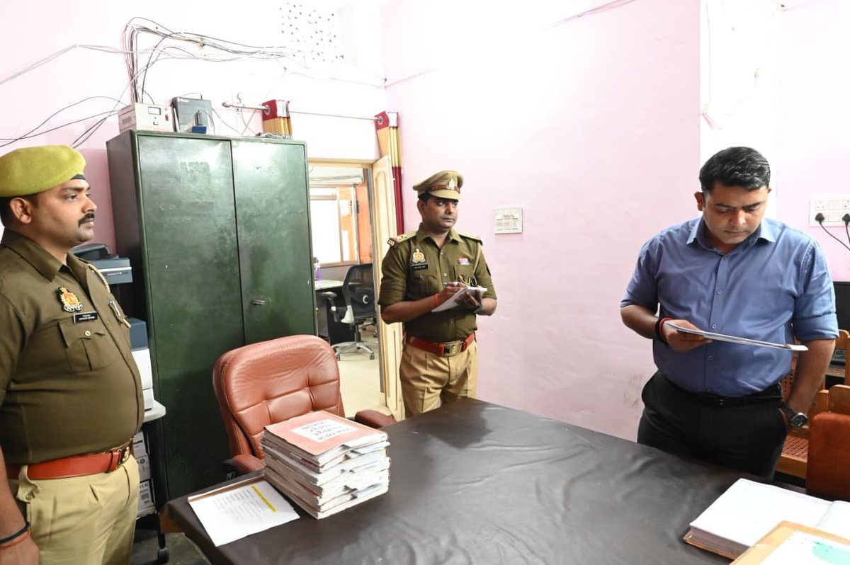 fatehpurpolice's tweet image. आज दिनांक 27.11.2025 को #Spfhr द्वारा कैम्प कार्यालय का वार्षिक निरीक्षण किया गया, निरीक्षण के दौरान श्रीमान पुलिस अधीक्षक महोदय द्वारा प्रमुख पत्रावली एवं विभिन्न प्रकार की सूचनाओं से संबंधित रजिस्टर आदि का गहनता से अवलोकन किया गया एवं संबंधित को आवश्यक दिशा‑निर्देश दिए ।…
