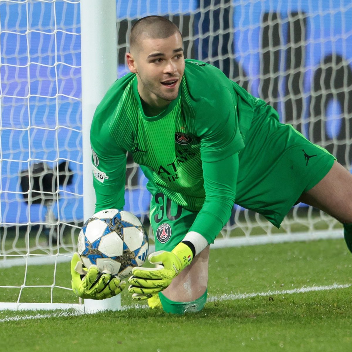 VibesFoot's tweet image. 🔴 Luis Enrique a de nouveau défendu Lucas Chevalier après le match face à Tottenham. 🤝

« 𝗟𝗲 𝟭𝗲𝗿 𝗯𝘂𝘁, 𝗰̧𝗮 𝗮 𝗲́𝘁𝗲́ 𝘂𝗻𝗲 𝗮𝗰𝘁𝗶𝗼𝗻 𝗶𝗻𝗰𝗿𝗼𝘆𝗮𝗯𝗹𝗲. 𝗢𝗻 𝗮 𝗺𝗮𝗹 𝗱𝗲́𝗳𝗲𝗻𝗱𝘂 𝗽𝗮𝗿𝗰𝗲 𝗾𝘂𝗲 𝗦𝗽𝗲𝗻𝗰𝗲 𝗮 𝗲́𝘁𝗲́ 𝘀𝗲𝘂𝗹. 

On a défendu sur les…