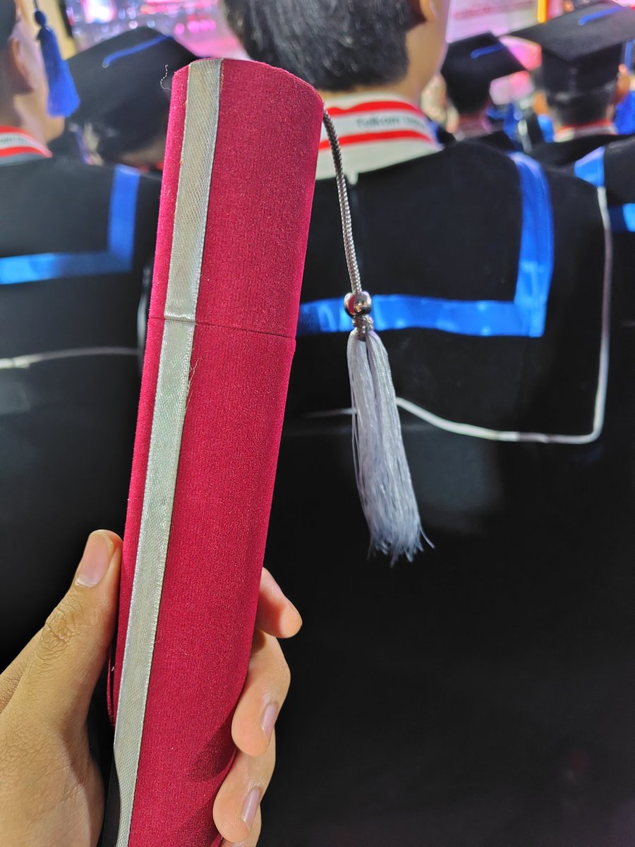 snipsmans's tweet photo. I GRADUATED 🥳🎊🎊🎊🎉
can i get a reply from Nerissa 🥺 https://t.co/q3q23NMFzT
