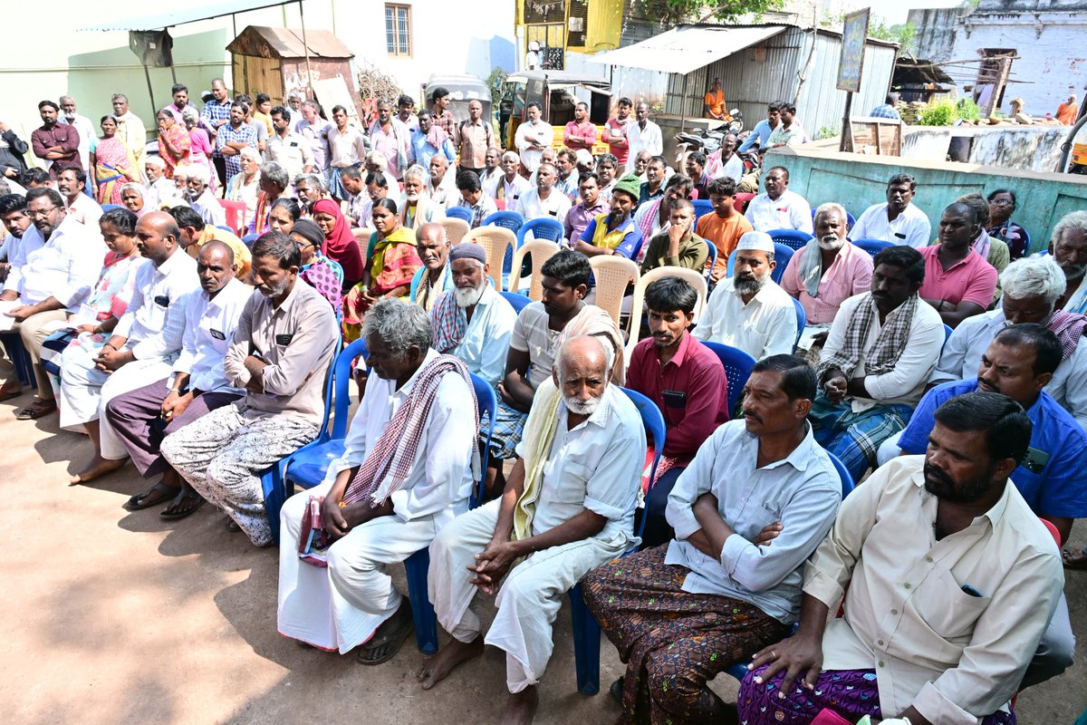 26-11-25-Kurnool-Dist Collector Dr.A.Siri on the occasion of Constitution Day administered oath by reading preamble of the Constitution to the citizens at a program organized in Uyyalawada (V)Orvakallu (M),instructed to give respect to the constitution and follow the constitution