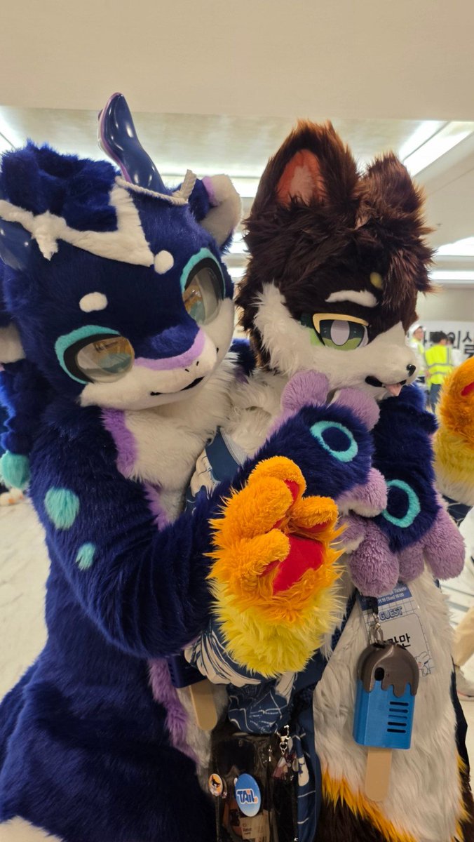 Octa_Tentacle's tweet image. #FursuitFriday #octa🌊🐙 #FurstClass
&quot;방송하는 멋진 친구! 이번에는 빨판으로 잘 붙잡아서 안 놓치고 같이 멋진 사진을 찍었다구!😁&quot;
&quot;My awesome buddy who streams! This time, I held on tight with my suction cups so I wouldn&apos;t lose him, and we got a great photo together! 😁&quot;
