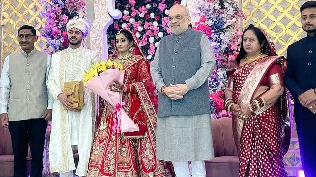 बीजेपी कार्यालय के टाइपिस्ट की बेटी की शादी में पहुंचे गृह मंत्री अमित शाह।

उन्होंने वर-वधू को आशीर्वाद दिया और परिवार के साथ तस्वीरें खिंचवाईं।

उत्तर प्रदेश के मूल निवासी राम धन पिछले क़रीब तीन दशकों से बीजेपी मुख्यालय पर टाइपिस्ट का काम कर रहे हैं।

वे पार्टी के लोक सभा,