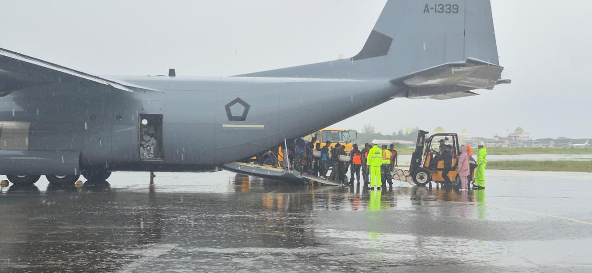 Puspen_TNI's tweet photo. TNI bergerak cepat membantu pemulihan jaringan listrik di Aceh setelah banjir besar pada 26 November 2025 merobohkan sejumlah tower tegangan tinggi PLN di Kabupaten Pidie. Untuk mempercepat perbaikan, TNI mengerahkan pesawat Hercules yang membawa materiel tower emergensi dari kloter pertama pada 27 November 2025. Kerusakan terjadi pada jalur transmisi Arun–Birun hingga Birun–Peusangan, yang membutuhkan penanganan segera agar distribusi listrik masyarakat tidak semakin terganggu.

Di lapangan, TNI mengerahkan personel dari berbagai satuan, termasuk Yon Zipur, Bekangdam, Komlek, dan Pomdam, lengkap dengan dukungan logistik seperti truk pengangkut tower, perangkat komunikasi, dan genset. Langkah cepat ini menjadi wujud komitmen TNI dalam menjaga stabilitas serta mempercepat pemulihan infrastruktur vital pascabencana agar kelistrikan Aceh segera kembali normal.

#tniprima