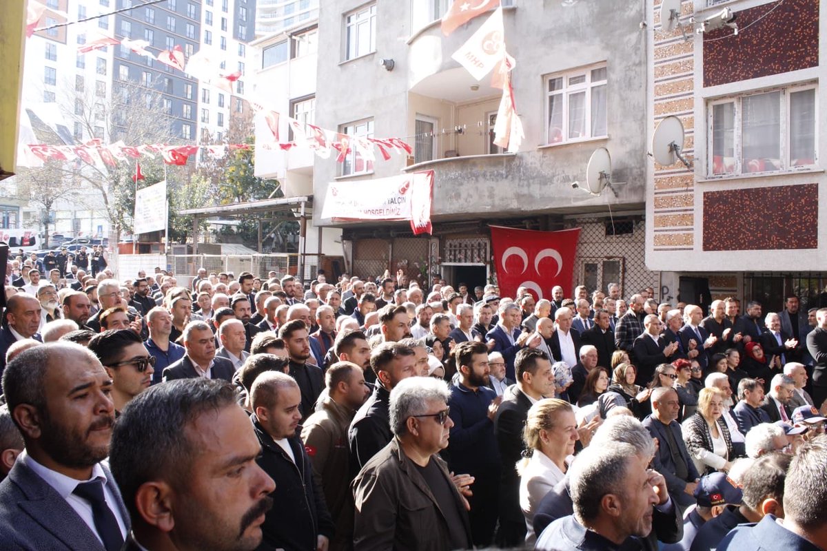 Genel Başkan Yardımcımız ve İstanbul Milletvekilimiz Sayın <a href="/E_SemihYalcin/">E. Semih Yalçın</a>, İl Başkanımız Sayın <a href="/sertel_selim/">Sertel Selim</a>, MYK Üyelerimiz, 3. Bölge Başkanımız Sayın Ahmet Ali Aydın ve dava arkadaşlarımız Esenyurt İlçe Başkanlığımızın Yeni Hizmet Binasının açılışını gerçekleştirdiler.