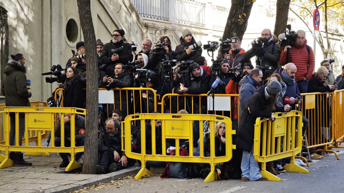 mviladots's tweet photo. El Tribunal Suprem decideix avui si envia Ábalos i Koldo a la presó. Ábalos ja ha comparegut. Diu que no fugirà, tampoc té diners per marxar enlloc. La fiscalia demana presó sense fiança. https://t.co/OVOlAgCD5r