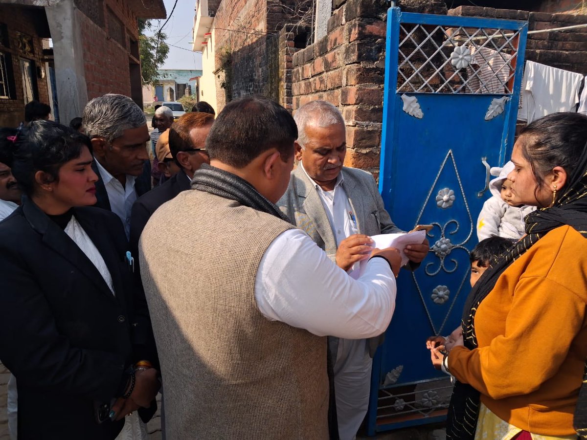 SanjayAzadSln's tweet image. .@AAPUttarPradesh “काशी प्रांत” अध्यक्ष पवन तिवारी के नेतृत्व में पार्टी का प्रतिनिधिमण्डल फतेहपुर, खजुहा पहुँचा और SIR के दबाव में आत्महत्या करने वाले लेखपाल सुधीर कोरी के घर जाकर परिजनों से मुलाकात की।

परिवार की टूटी आवाज़ बताती है कि यह सिर्फ़ एक मौत नहीं, बल्कि सिस्टम की…