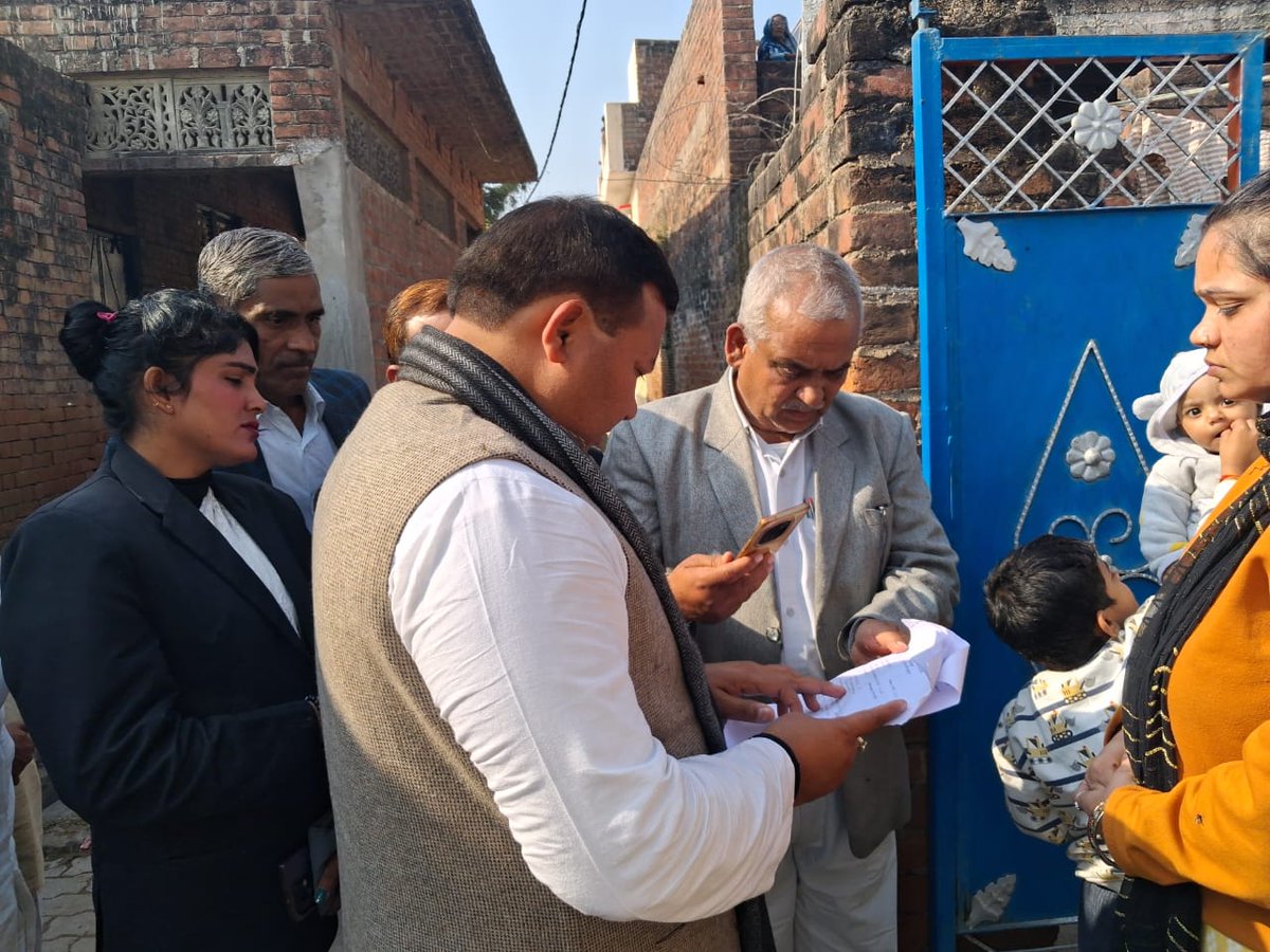 SanjayAzadSln's tweet image. .@AAPUttarPradesh “काशी प्रांत” अध्यक्ष पवन तिवारी के नेतृत्व में पार्टी का प्रतिनिधिमण्डल फतेहपुर, खजुहा पहुँचा और SIR के दबाव में आत्महत्या करने वाले लेखपाल सुधीर कोरी के घर जाकर परिजनों से मुलाकात की।

परिवार की टूटी आवाज़ बताती है कि यह सिर्फ़ एक मौत नहीं, बल्कि सिस्टम की…