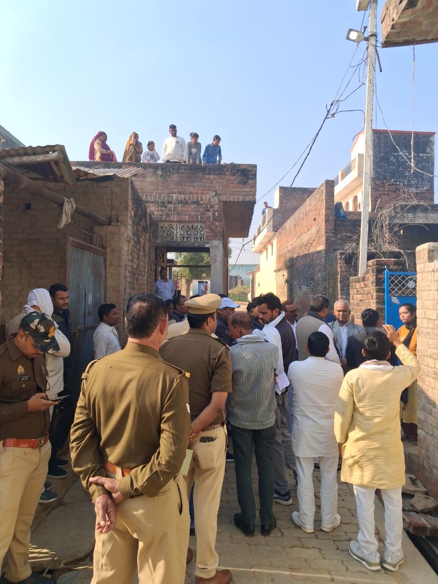 SanjayAzadSln's tweet image. .@AAPUttarPradesh “काशी प्रांत” अध्यक्ष पवन तिवारी के नेतृत्व में पार्टी का प्रतिनिधिमण्डल फतेहपुर, खजुहा पहुँचा और SIR के दबाव में आत्महत्या करने वाले लेखपाल सुधीर कोरी के घर जाकर परिजनों से मुलाकात की।

परिवार की टूटी आवाज़ बताती है कि यह सिर्फ़ एक मौत नहीं, बल्कि सिस्टम की…