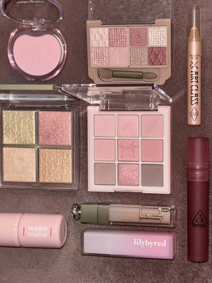 lovemyaow's tweet image. #motd #비키티디

너무 차갑지 않은 핑크 메이크업 💗

웨메 플러시 + 컬러그램 도란도화 조합으로
완전 사랑스러운 핑꾸볼따구 완성 ʚɞ