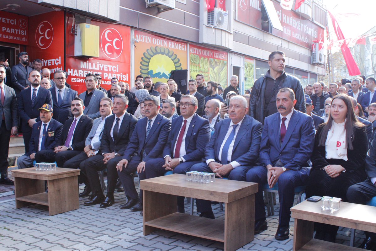 Genel Başkan Yardımcımız ve İstanbul Milletvekilimiz Sayın <a href="/E_SemihYalcin/">E. Semih Yalçın</a>, İl Başkanımız Sayın <a href="/sertel_selim/">Sertel Selim</a>, MYK Üyelerimiz, 3. Bölge Başkanımız Sayın Ahmet Ali Aydın ve dava arkadaşlarımız Esenyurt İlçe Başkanlığımızın Yeni Hizmet Binasının açılışını gerçekleştirdiler.