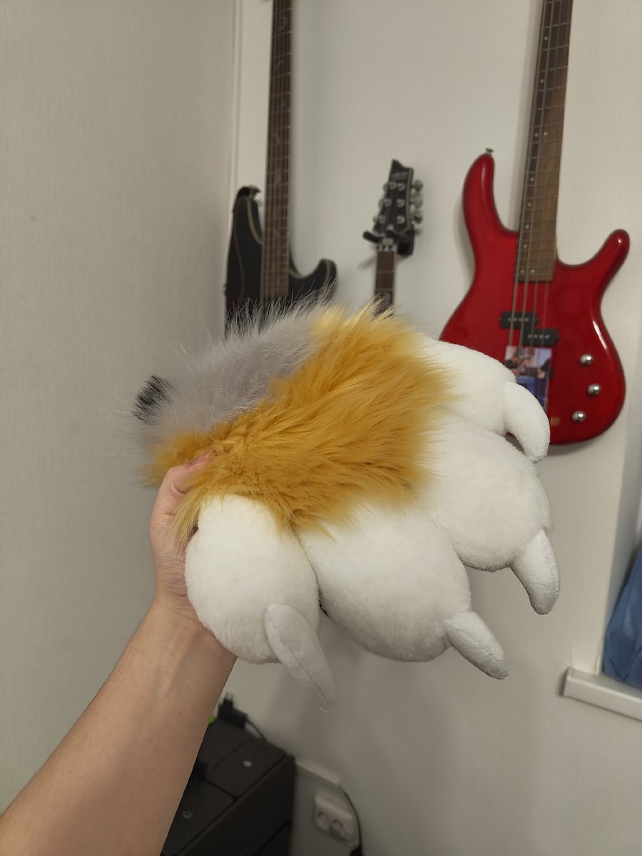 CFerretCraft's tweet photo. The puppy is sold! They also bought paws for him and, in the process, a tail for him 💤

#fursuit #fursuitmaker #paws #furry https://t.co/drtkym6C3x