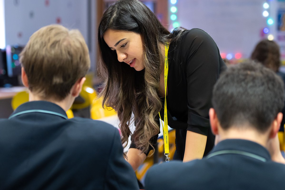 SussexUniESW's tweet image. 💡 Train to teach &amp;amp; earn while you learn. The fully-funded teacher apprenticeship at @SussexUni allows anyone with a degree to study for a year whilst training. Join us on 9 Dec &amp;amp; start your teaching journey with us! bit.ly/48kMGOK 
More info: C.L.Stenning@sussex.ac.uk