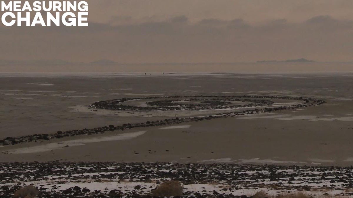 “James Benning’in başyapıtı olan bu film, Utah’taki Büyük Tuz Gölü’nde Robert Smithson’ın dev arazi sanatı işi Spiral Jetty’nin (1970) bulunduğu noktada, sabah 08.57’de ve öğlen 15.12’de çekilmiş yarımşar saatlik iki plandan ibaret.
Bu filmi sık sık izler, bazen sadece sesini
