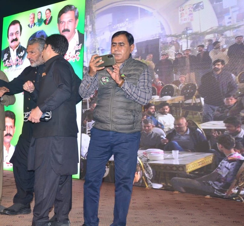 اپنی لیڈر ٹیچر <a href="/MaryamNSharif/">Maryam Nawaz Sharif</a> کی تربیت کے اور ہدایات کے مطابق آپ میری آنکھیں ہیں آپ میری آواز ہیں آپ نے میرا پیغام گھر گھر پہچان ہے نظریہ نواز شریف کو اجاگر رکھنا ہے ضمنی انتخابات میں اپنی ذمےداری کو بھرپور نبھانے کی کوشش کی
اور تمام جلسے اور الیکشن ڈے کی کوریج کی
<a href="/ZeshanMalick/">Zeeshan Malik</a>