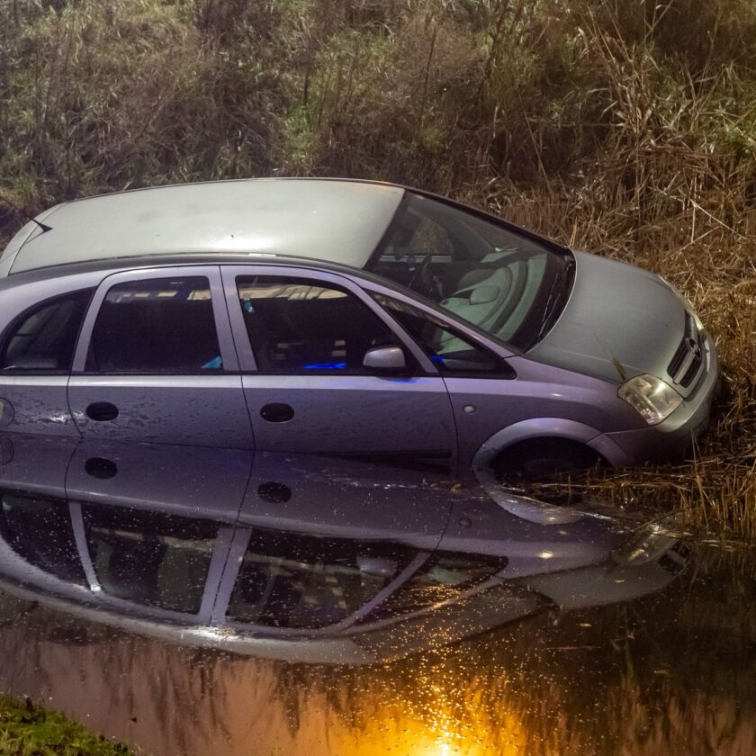 Auto raakt te water langs Burgemeester Rijnderslaan