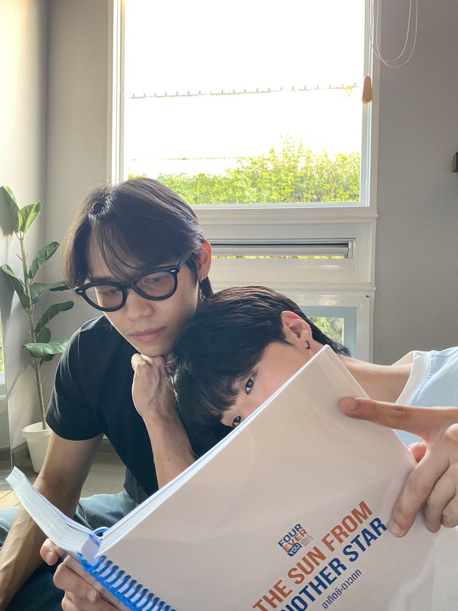 FourEverProject's tweet image. คนอื่น read through กันยังไงคะ พี่อาทิตย์กับน้องดาวตกเขาอ่านกันบั่บนิ 😗🤏

#FoureverYouProjectPart2
#อาทิตย์ดาวตก