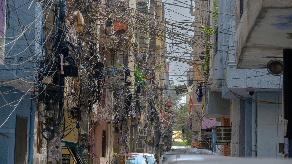 YTKDIndia's tweet image. Another important issue is Overhead Wires choking Indian cities.

These tangled cables hang dangerously low over homes, markets and streets — a constant threat of electrocution, fire outbreaks and fatal accidents during rain, wind or routine repairs. One short circuit can wipe…
