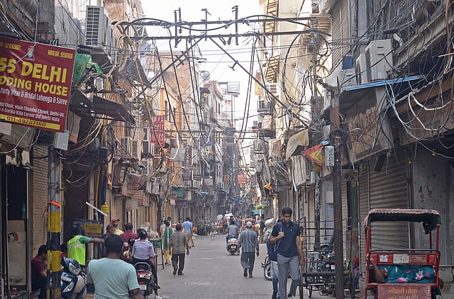 YTKDIndia's tweet image. Another important issue is Overhead Wires choking Indian cities.

These tangled cables hang dangerously low over homes, markets and streets — a constant threat of electrocution, fire outbreaks and fatal accidents during rain, wind or routine repairs. One short circuit can wipe…