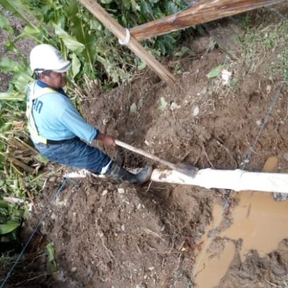 📍Bocas del Toro:👩‍🔧🛠️En Changuinola, fue un éxito el plan "Panamá sin Fugas" desarrollado por dos días en el área de Finca 4:

✅Se detectaron y repararon 14 fugas puntuales de ½" a 4".

✅Se realizaron dos interconexiones de 4".

✅Se eliminaron y taponearon tuberías de 2" que