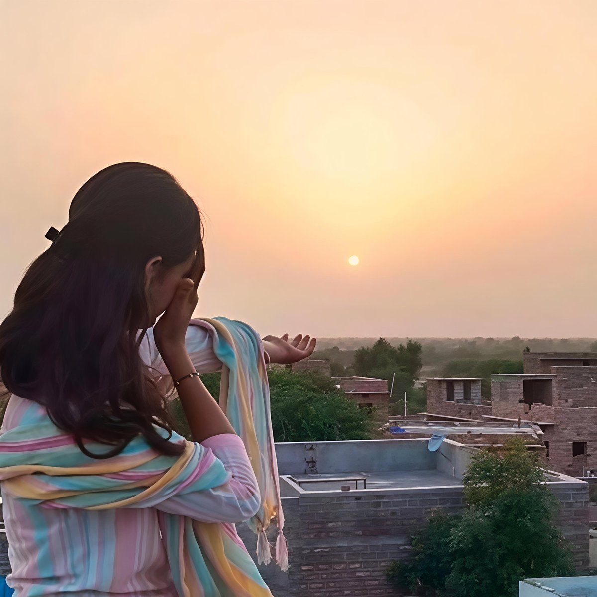 Shreya_Tonk's tweet image. गांव की मिट्टी में पलने-बढ़ने का मज़ा ही कुछ और है।
यहाँ न दिखावा है, न बनावट—बस सच्चे लोग, सच्चे रिश्ते और सुकून से भरी हवा।
शहर की चमक भले आँखें चकाचौंध कर दे,
पर गांव की शामें दिल को हमेशा राहत देती हैं।

      🥰🥰 शुभ संध्या साथियों 🥰🥰