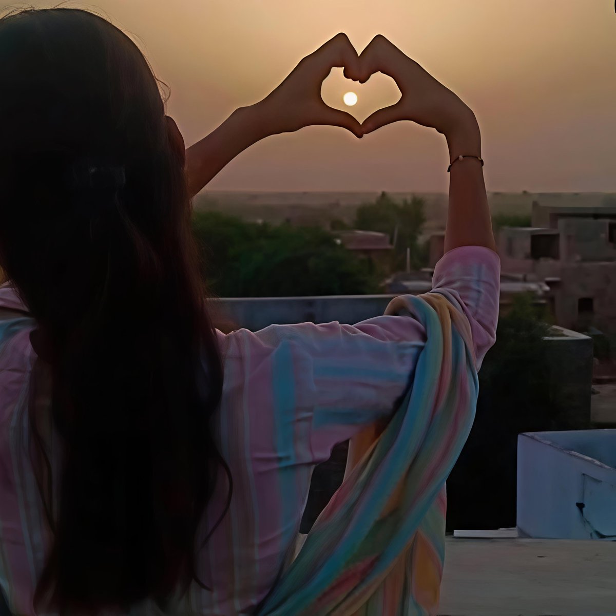 Shreya_Tonk's tweet image. गांव की मिट्टी में पलने-बढ़ने का मज़ा ही कुछ और है।
यहाँ न दिखावा है, न बनावट—बस सच्चे लोग, सच्चे रिश्ते और सुकून से भरी हवा।
शहर की चमक भले आँखें चकाचौंध कर दे,
पर गांव की शामें दिल को हमेशा राहत देती हैं।

      🥰🥰 शुभ संध्या साथियों 🥰🥰