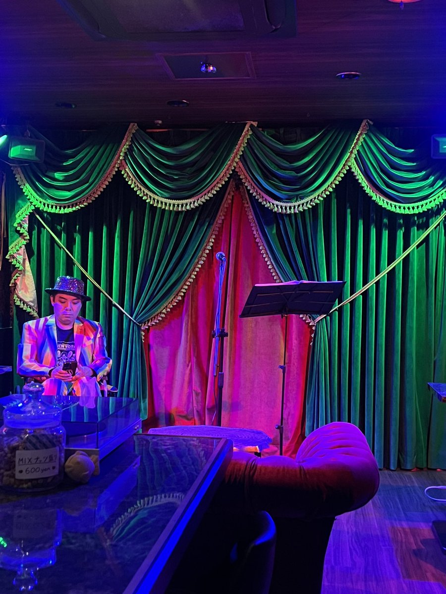 『木曜日のSHOWCASE』オープンしています。場所は歌舞伎町ファンタスティックラウンジ。私は21時頃からうたいます。そしてまたしても飲み始めています🍺新宿区役所向かい辺りのダイカンプラザビル7階です。ぜひふらりとお越しをー！