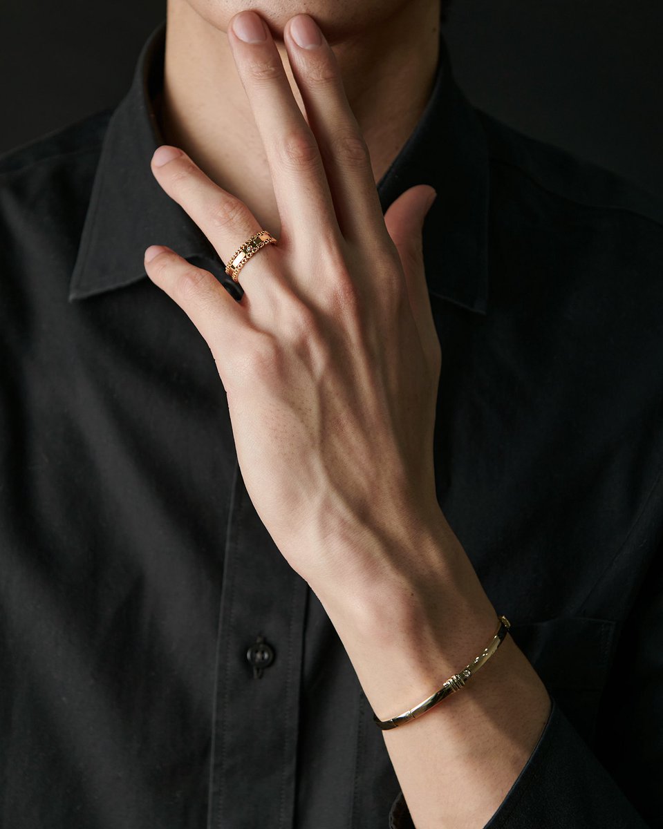 heidikwon's tweet image. 한 땀 한 땀 정성스럽게 만들어지는 우리의 반지처럼, 당신의 이야기도 하루하루 쌓여 아름다운 서사가 됩니다.

특별한 날만을 위한 것이 아니라, 아침 커피를 마실 때, 좋아하는 책을 읽을 때, 소중한 사람과 손을 잡을 때, 당신의 모든 여정의 작은 동반자가 되어드리겠습니다.