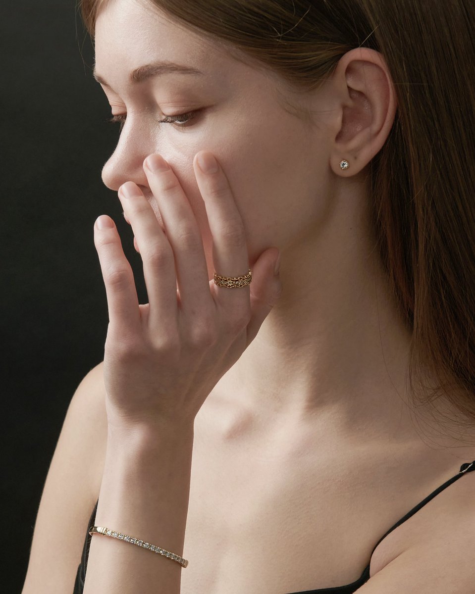 heidikwon's tweet image. 한 땀 한 땀 정성스럽게 만들어지는 우리의 반지처럼, 당신의 이야기도 하루하루 쌓여 아름다운 서사가 됩니다.

특별한 날만을 위한 것이 아니라, 아침 커피를 마실 때, 좋아하는 책을 읽을 때, 소중한 사람과 손을 잡을 때, 당신의 모든 여정의 작은 동반자가 되어드리겠습니다.