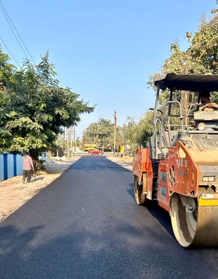 UPSIDA's tweet image. #DBM (Dense Bituminous Macadam) work is underway at UPSIDA’s Industrial Area in #LakhimpurKheri, making roads smoother, safer, and more durable for all.

This upgrade will strengthen connectivity, boost logistics, and accelerate regional growth.

#UPSIDA #IndustrialDevelopment