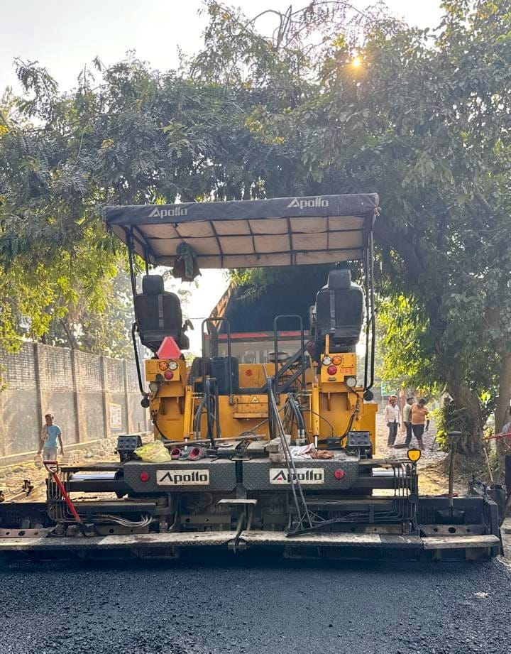 UPSIDA's tweet image. #DBM (Dense Bituminous Macadam) work is underway at UPSIDA’s Industrial Area in #LakhimpurKheri, making roads smoother, safer, and more durable for all.

This upgrade will strengthen connectivity, boost logistics, and accelerate regional growth.

#UPSIDA #IndustrialDevelopment