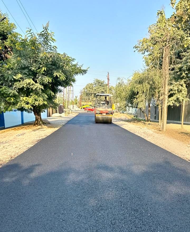 UPSIDA's tweet image. #DBM (Dense Bituminous Macadam) work is underway at UPSIDA’s Industrial Area in #LakhimpurKheri, making roads smoother, safer, and more durable for all.

This upgrade will strengthen connectivity, boost logistics, and accelerate regional growth.

#UPSIDA #IndustrialDevelopment