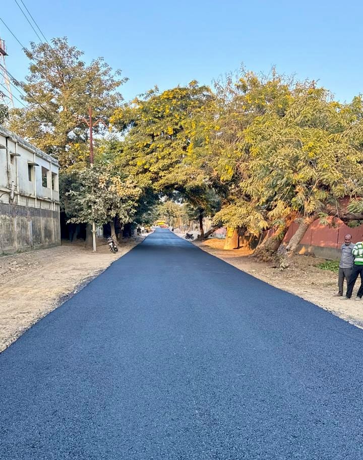 UPSIDA's tweet image. #DBM (Dense Bituminous Macadam) work is underway at UPSIDA’s Industrial Area in #LakhimpurKheri, making roads smoother, safer, and more durable for all.

This upgrade will strengthen connectivity, boost logistics, and accelerate regional growth.

#UPSIDA #IndustrialDevelopment