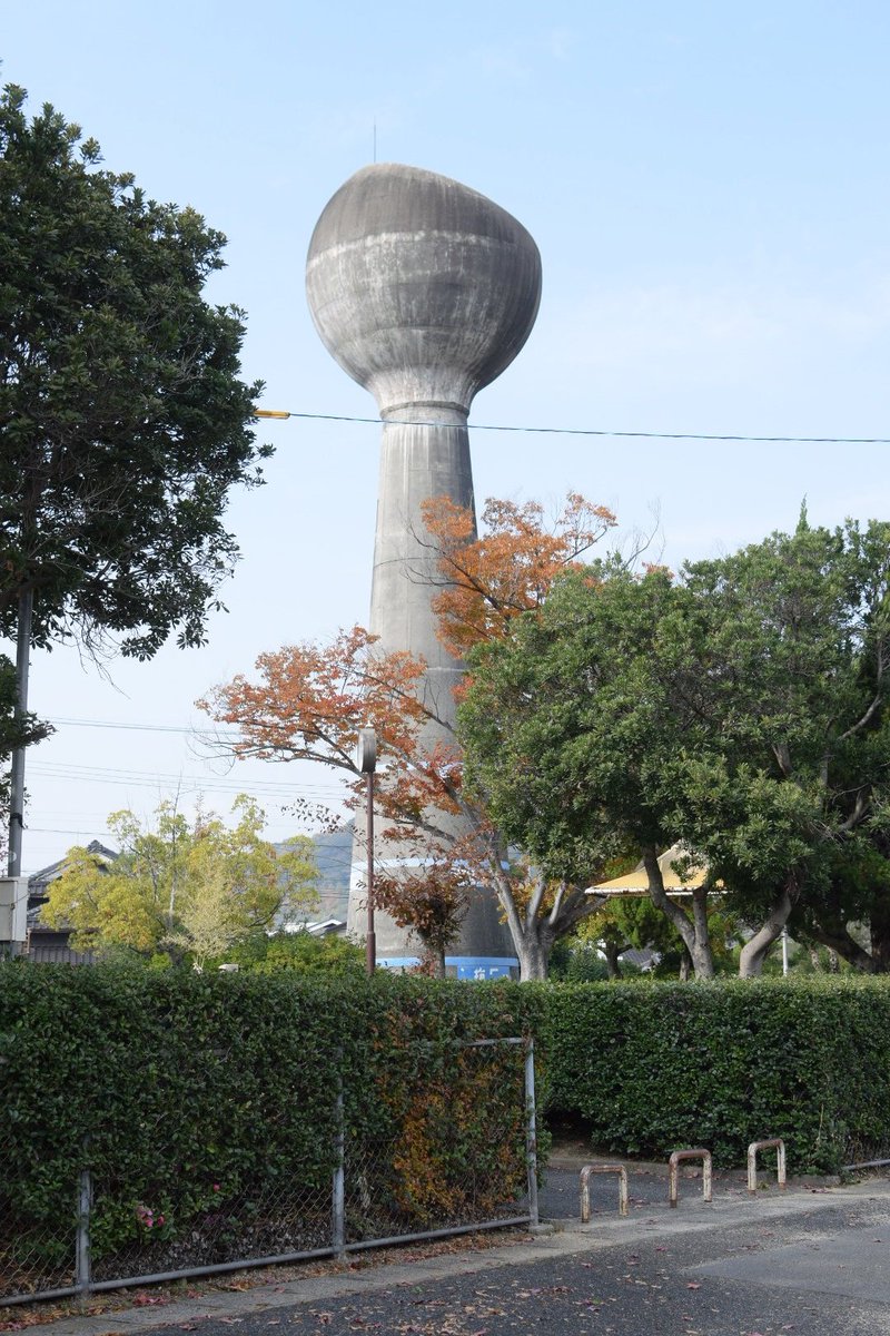 不思議な給水塔…(1) 岡山県の里庄町にある浜中団地の給水塔。関西では
