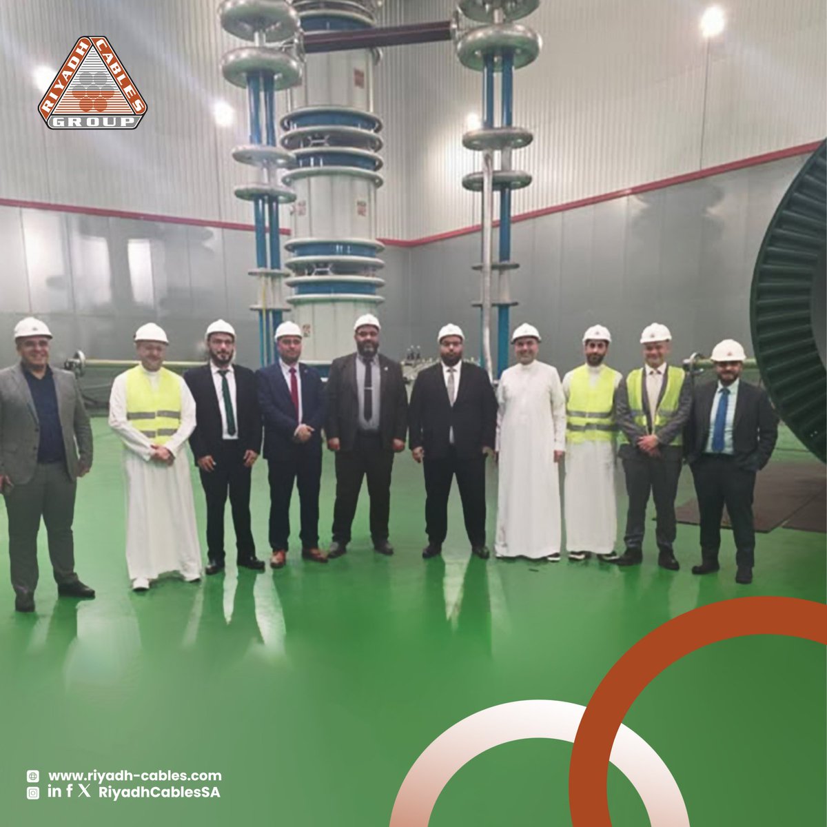 زيارة وزارة الاقتصاد والصناعة السورية لمجموعة كابلات الرياض

استقبلت مجموعة كابلات الرياض سعادة المهندس باسل عبدالحنان، نائب وزير الاقتصاد والصناعة، يرافقه وفد من المتخصصين والخبراء في الشؤون الاقتصادية والصناعية.
وخلال الزيارة، اطّلع الوفد على خطوط الإنتاج المتقدمة والتقنيات