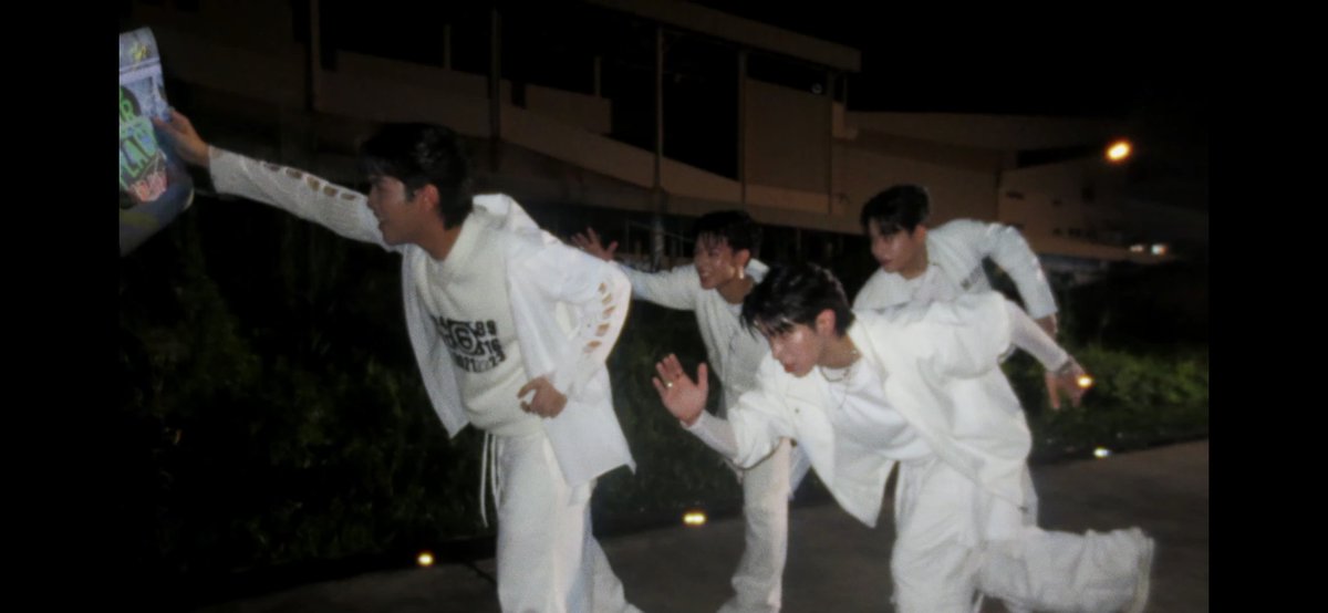 qiplouy's tweet image. the entire mv is so good but i would love to talk abt this part specifically. i love the playful vibe and how it feels like theyre just a group of friends having fun🥹🍀

CLOVER DEBUT NEXT TO YOU
#คนคุ้นคอยCLO_VER_MV #barcodetin #keenkeno #aliazhl_ #20aungpao