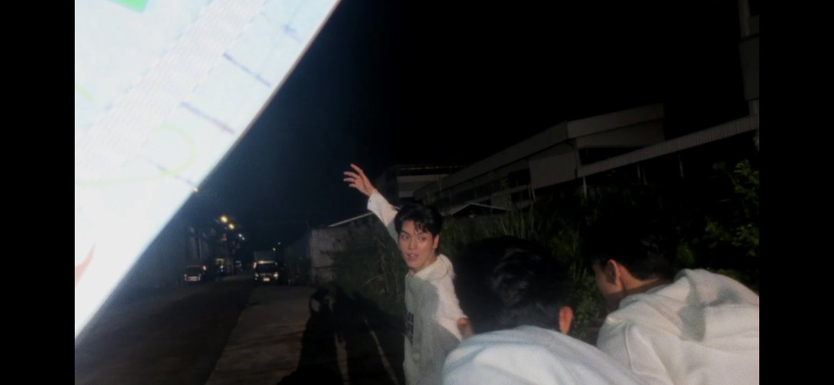 qiplouy's tweet image. the entire mv is so good but i would love to talk abt this part specifically. i love the playful vibe and how it feels like theyre just a group of friends having fun🥹🍀

CLOVER DEBUT NEXT TO YOU
#คนคุ้นคอยCLO_VER_MV #barcodetin #keenkeno #aliazhl_ #20aungpao